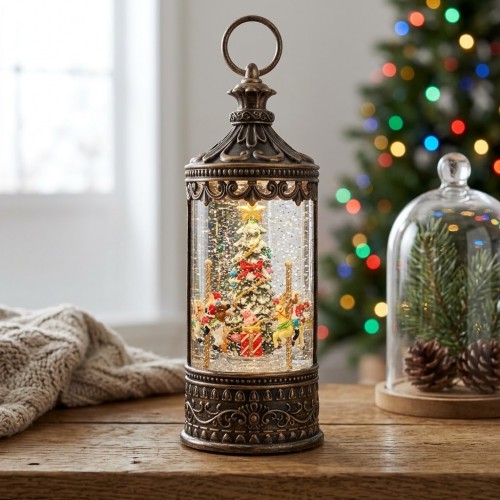 Farol navideño cilíndrico con luz, efecto de nieve y escena de árbol de Navidad, ideal para ambientar espacios festivos. Venta por mayoreo Farol navideño cilíndrico con luz, efecto de nieve y escena de árbol de Navidad, ideal para ambientar espacios festivos. Venta por mayoreo