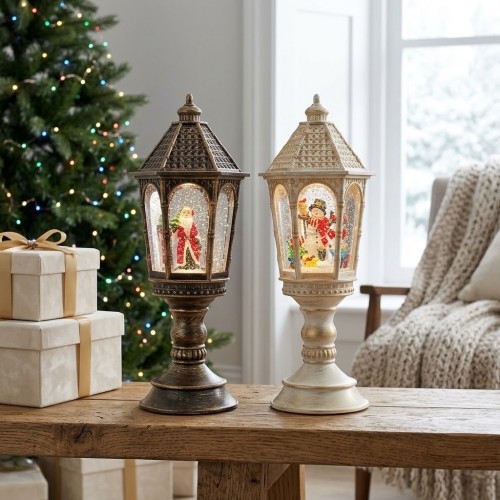 Farol navideño con luz y efecto de nieve en forma de farola de calle, con escena de Santa Claus para ambientar espacios festivos. Venta por mayoreo Farol navideño con luz y efecto de nieve en forma de farola de calle, con escena de Santa Claus para ambientar espacios festivos. Venta por mayoreo