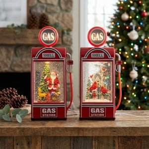 Farol navideño con luz y efecto de nieve en forma de bomba de gasolina retro, con escena festiva para decorar distintos espacios. Venta por mayoreo
