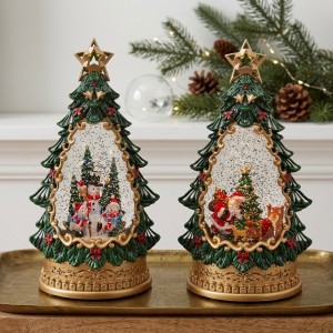 Farol navideño con luz y efecto de nieve en forma de árbol, con escena festiva interior para decorar y ambientar distintos espacios. Venta por mayoreo