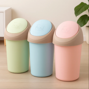 Bote de basura de en plástico, con tapa abatible. Medidas de 27 cm de ancho x 37 cm de alto. Ideal para cocina, baño, oficina o recámara. Venta por mayoreo