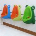 Urinario de pared con diseño de rana, ideal para entrenamiento infantil. Fácil de limpiar, con ventosas y hélice giratoria. Venta al por mayor ZE-2088