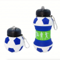Botella de agua deportiva plegable de silicona con diseño de balón de fútbol, práctica y divertida. Ideal para niños, deportistas y fanáticos del futbol. Venta por mayoreo ZE-2880