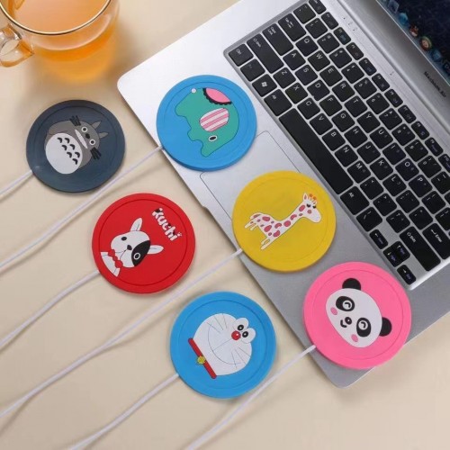 Calentador para taza USB con diseños animados, ideal para mantener café, té o bebidas calientes en oficina u hogar. Práctico, portátil y de bajo consumo. Venta por mayoreo ZE-735.