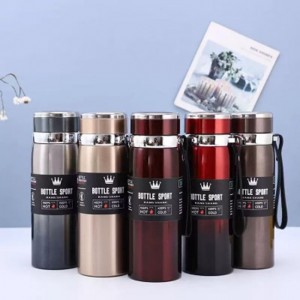 Termo de acero inoxidable de 800ml con diseño deportivo y tapa hermética. Mantiene tus bebidas calientes o frías por horas. Venta por mayoreo