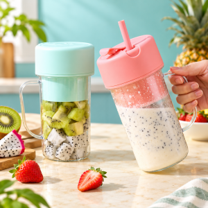 Mini licuadora portátil con vaso individual y colores surtidos, ideal para preparar jugos y bebidas en porciones personales. Venta por mayoreo