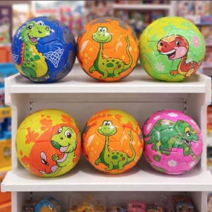 Pelota de fútbol infantil número 2 con diseños de dinosaurios y colores variados. Ideal para niños pequeños, juegos y venta por mayoreo. Modelo pelota-011.