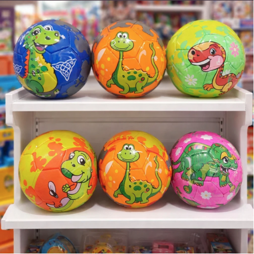Pelota de fútbol infantil número 2 con diseños de dinosaurios y colores variados. Ideal para niños pequeños, juegos y venta por mayoreo. Modelo pelota-011.