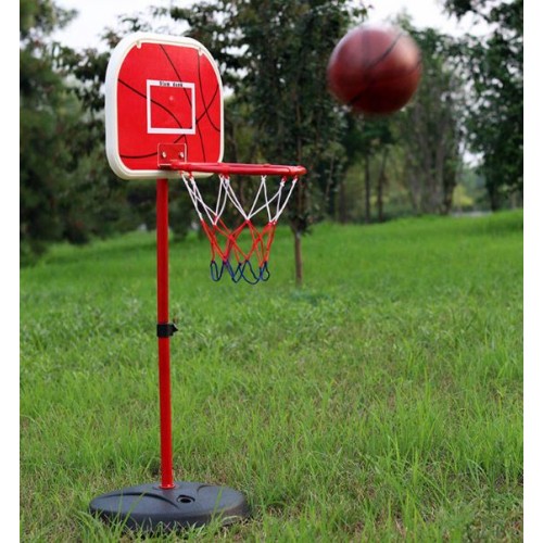 Canasta de baloncesto, con un balón  TOY577