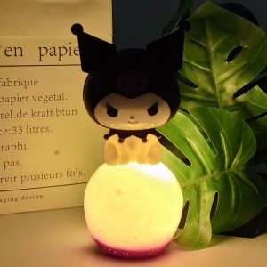 Lámpara nocturna Kuromi sentada sobre luna con luz LED cálida decorativa, ideal para recámara infantil, venta al por mayor yqd-124-C