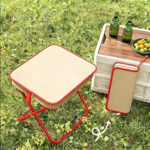 Silla plegable portátil tipo taburete, ligera y compacta, ideal para camping, picnic, playa y actividades al aire libre. Diseño práctico de bolsillo para fácil transporte. Venta por mayoreo zdd441.