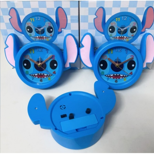 Reloj de mesa diseño Stitch azul con orejas decorativas, ideal para dormitorio o escritorio, mayoreo 0647 